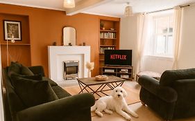 Bourne Cottage, Stylish 3 Bed Retreat For Families & Groups, Sleeps 7, Pets Welcome